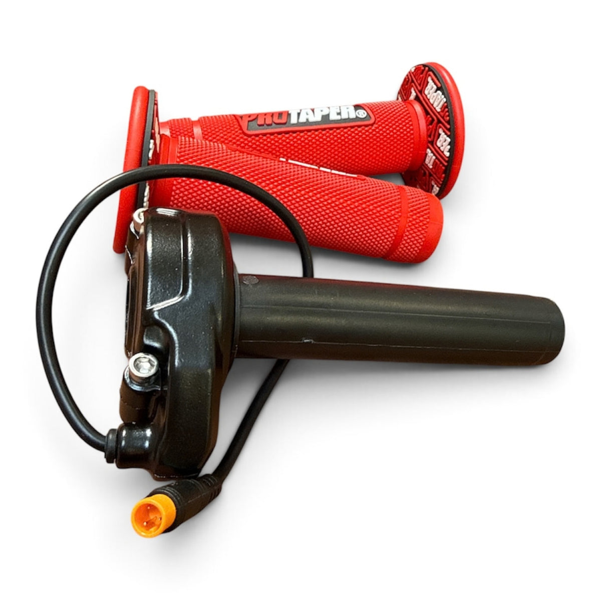Pro Taper Gashendel Rood – zijaanzicht met bijpassende grips voor GT2000 V8 V20